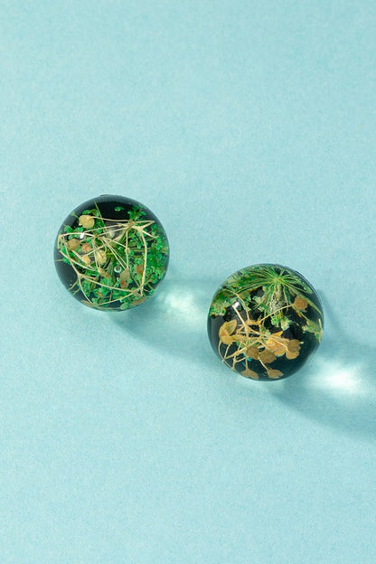 Resin ball stud earrings with dried flowers
