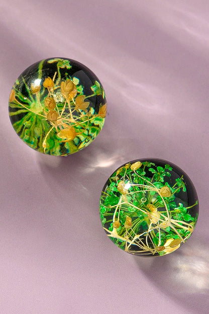 Resin ball stud earrings with dried flowers