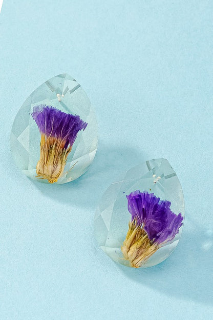 Faceted teardrop stud earrings with dried flowers