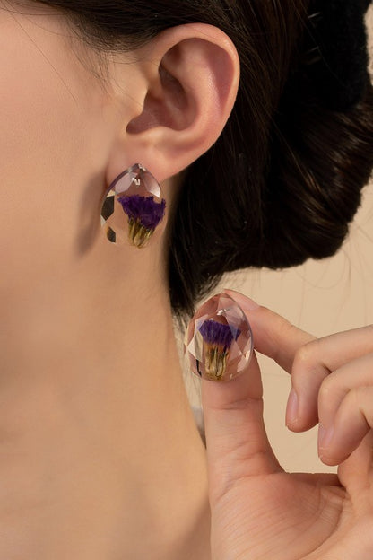 Faceted teardrop stud earrings with dried flowers