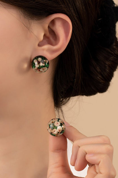 Ball stud earrings with dried flowers